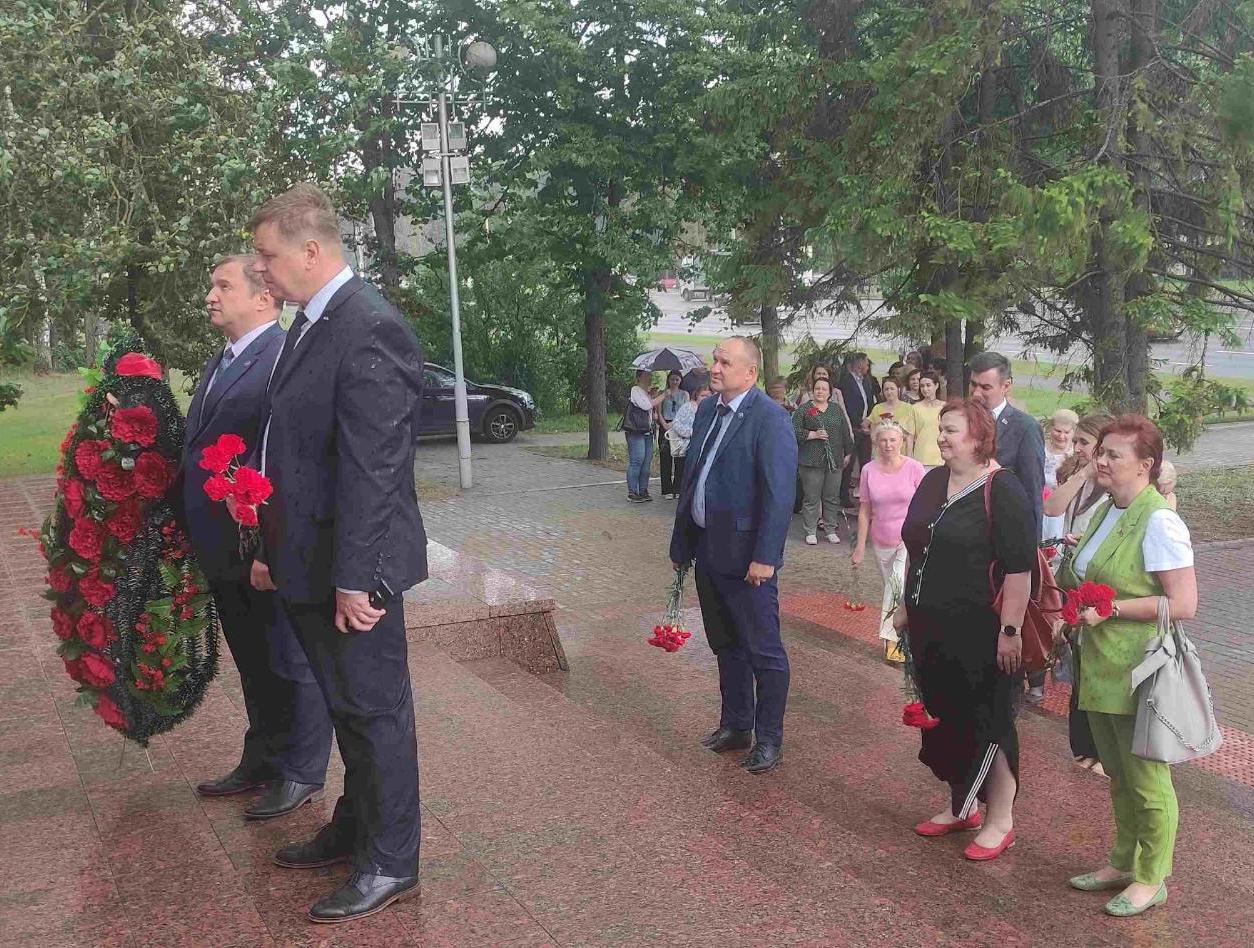 Коллектив МНС посетил раскопки на месте захоронения жертв геноцида в Уручье