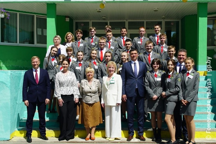 Министр по налогам и сборам посетил торжественную линейку по случаю окончания учебного года в средней школе №11 Жлобина